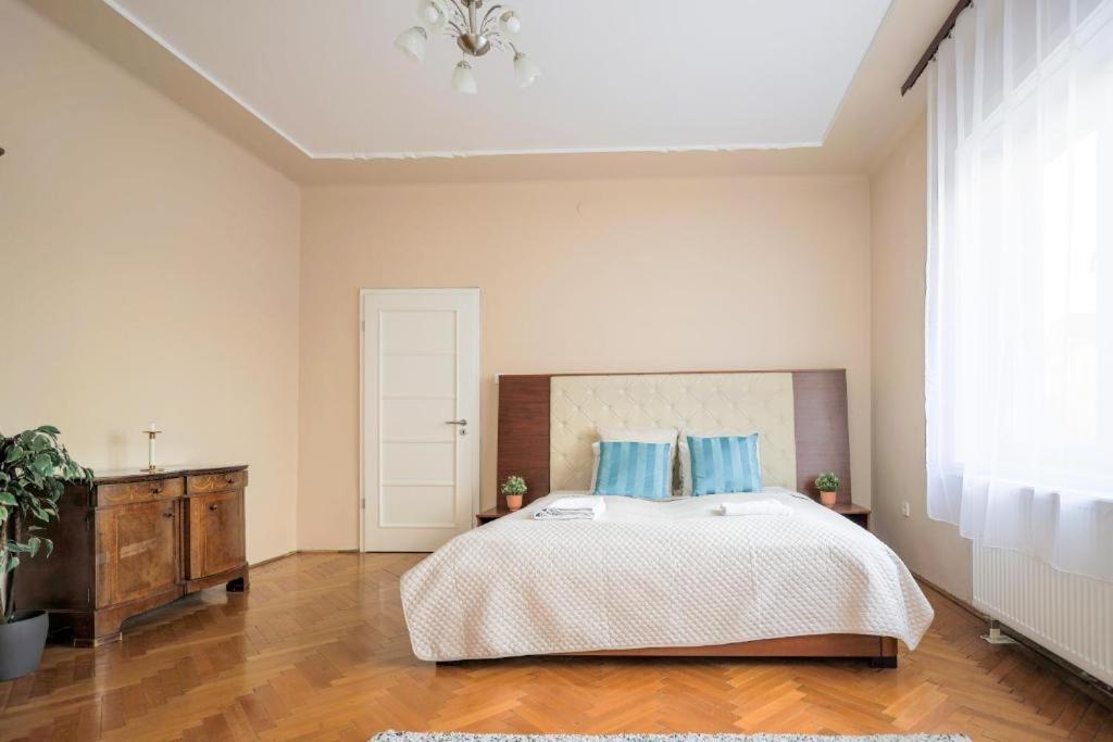 Downtown Vintage Home By Bella Budapest Luaran gambar