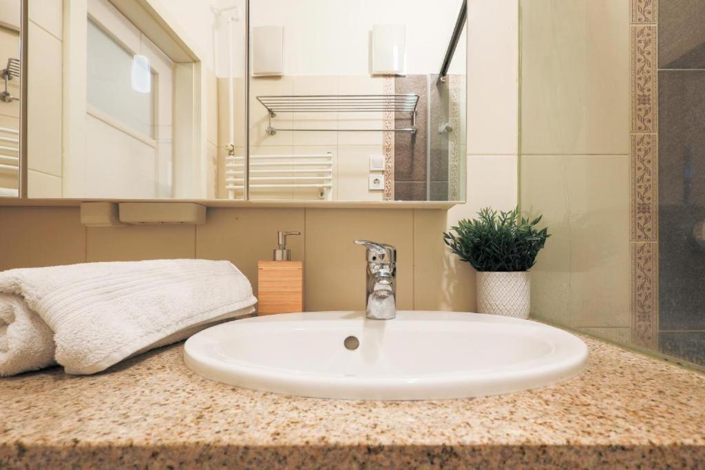 Downtown Vintage Home By Bella Budapest Luaran gambar