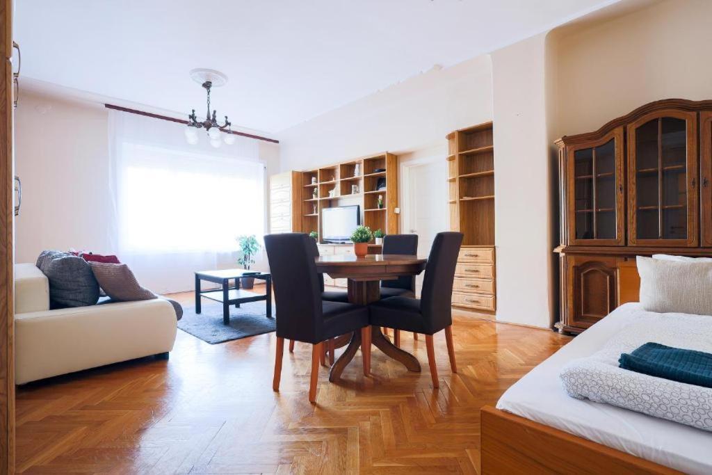 Downtown Vintage Home By Bella Budapest Luaran gambar